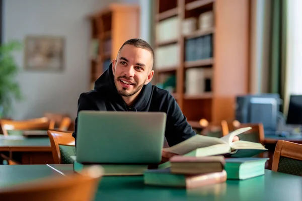 Üniversite Kütüphanesinde Oturan Öğrenen Kendinden Emin Genç Adam Kafkas Öğrenci — Stok fotoğraf