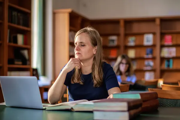 Niedowidząca Myśląca Kobieta Siedząca Studiująca Bibliotece Uniwersyteckiej Młoda Kobieta Korzystająca — Zdjęcie stockowe
