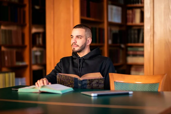 Egy Fiatalember Egyetemi Könyvtárban Tanul Jóképű Férfi Kapucnis Pulcsiban Figyelmesen — Stock Fotó