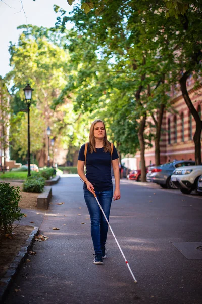 Portrét Slepé Ženy Bílou Holí Kráčející Ulici Zrakově Postižená Žena — Stock fotografie