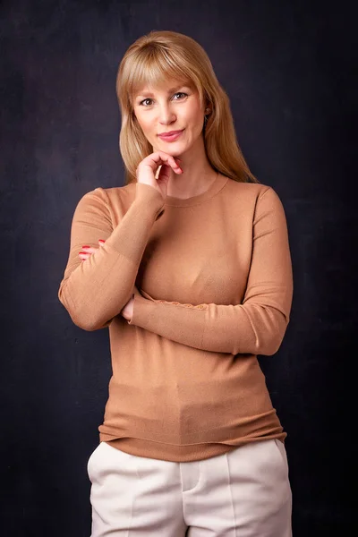 Portret Van Een Zelfverzekerde Volwassen Vrouw Blond Harig Vrouwtje Draagt — Stockfoto