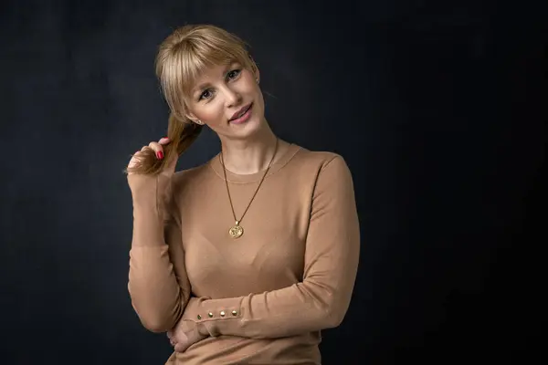 Portret Van Een Zelfverzekerde Volwassen Vrouw Blond Harig Vrouwtje Draagt — Stockfoto