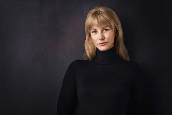 孤立した暗い背景に立っている美しい笑顔の女性 黒いタートルネックセーターを着用したブロンドハイレッド女性 コピースペース ストックフォト