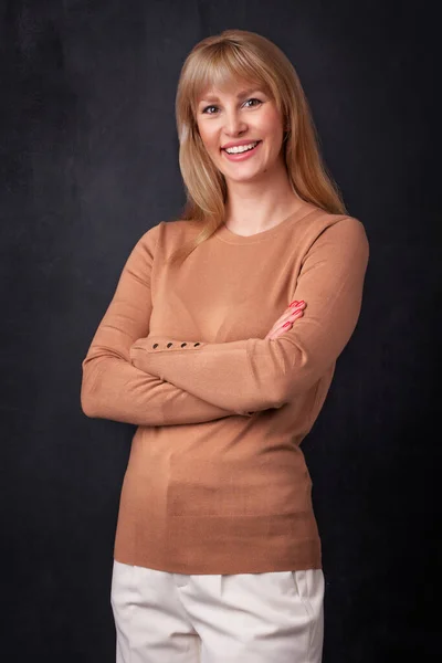 Portret Pewnej Siebie Kobiety Średnim Wieku Blondynka Nosi Beżowy Sweter Zdjęcia Stockowe bez tantiem