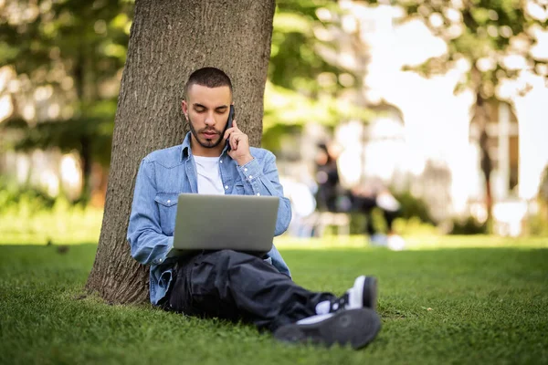 Genç Adam Dışarıda Çalışmak Çalışmak Için Dizüstü Bilgisayar Kullanıyor Genç — Stok fotoğraf