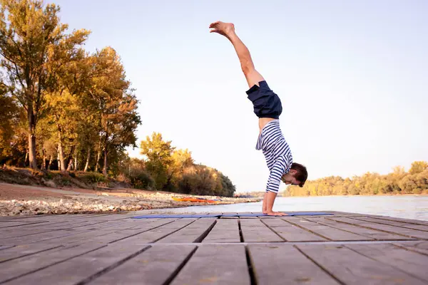 中年男子在户外练习瑜伽 白人男人用瑜伽垫和做瑜伽在自然界 瑜伽手倒立 — 图库照片