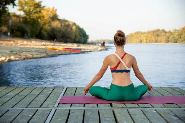 Vista Posteriore Una Donna Seduta Posizione Loto Sul Tappeto Yoga — Foto Stock