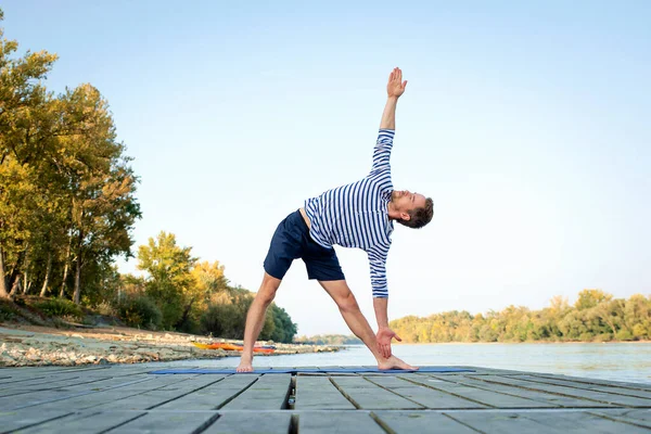 中年男子在户外练习瑜伽 白人男子使用瑜伽垫和伸展在自然之上 — 图库照片