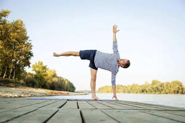 Hombre Mediana Edad Practicando Yoga Aire Libre Hombre Caucásico Usando —  Fotos de Stock