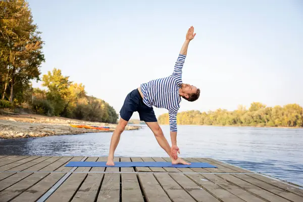 Hombre Mediana Edad Practicando Yoga Aire Libre Hombre Caucásico Usando —  Fotos de Stock