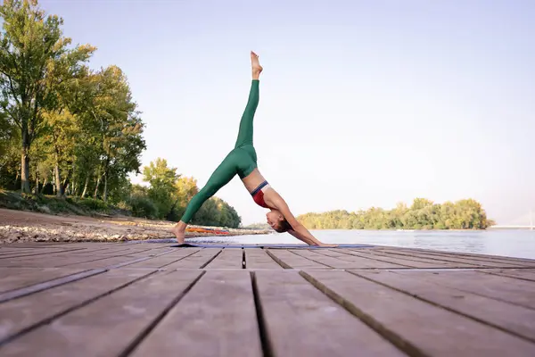 Longitud Completa Una Mujer Practicando Yoga Muelle Orillas Del Río —  Fotos de Stock