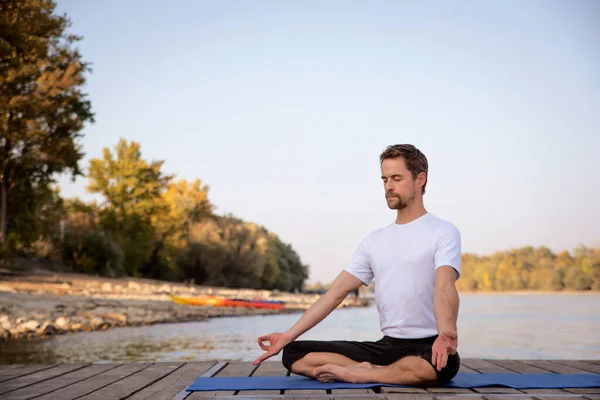 Toute Longueur Homme Caucasien Faisant Yoga Sur Jetée Par Lac — Photo