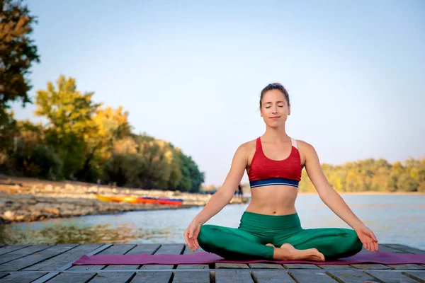 Blond Hårig Kvinna Mediterar Sittande Lotusställning Yogamattan Utomhus Full Längd — Stockfoto