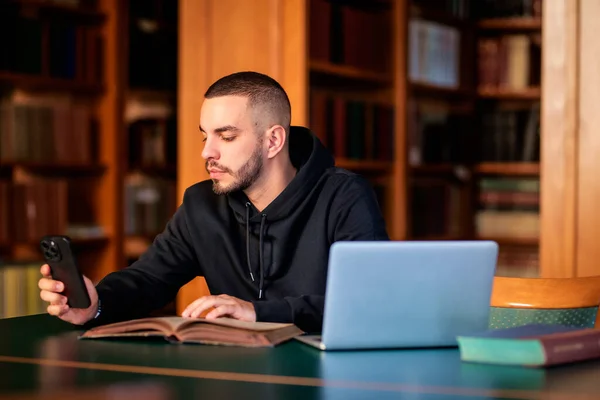 Pewny Siebie Młody Człowiek Siedzący Bibliotece Uniwersyteckiej Kaukaski Student Korzystający — Zdjęcie stockowe