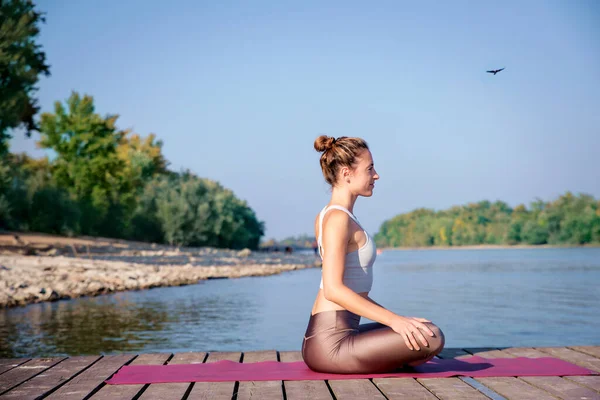 Full Längd Kaukasiska Kvinna Utövar Yoga Piren Vid Floden Attraktiv — Stockfoto