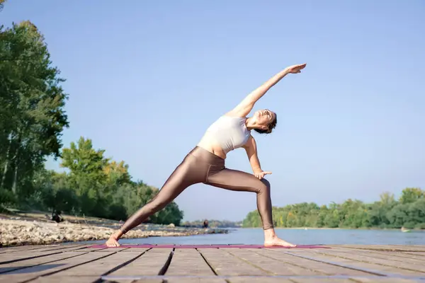 Toute Longueur Femme Caucasienne Pratiquant Yoga Sur Jetée Près Rivière — Photo