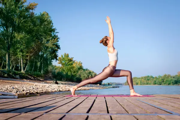 Pleine Longueur Femme Caucasienne Pratiquant Yoga Sur Jetée Près Rivière — Photo