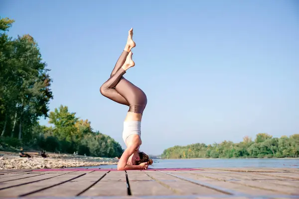 Νεαρή Γυναίκα Στέκεται Θέα Ποτάμι Full Length Female Yoga Coach — Φωτογραφία Αρχείου