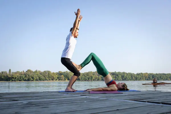 Shot Woman Man Doing Acrobatic Yoga Outdoor Full Length Couple — Stock Photo, Image