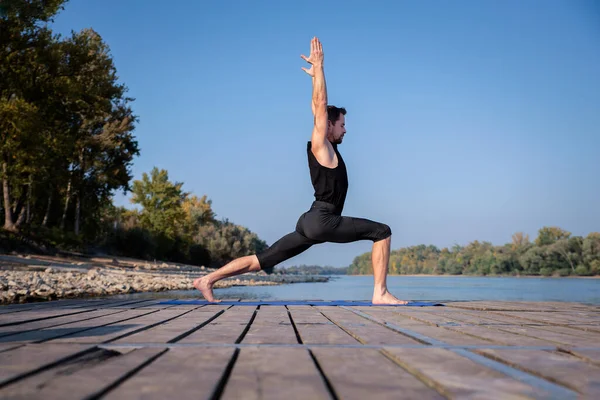 Medelålders Man Utövar Yoga Utomhus Vit Man Som Använder Yogamatta — Stockfoto