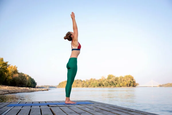 Toute Longueur Une Femme Pratiquant Yoga Sur Jetée Bord Rivière — Photo