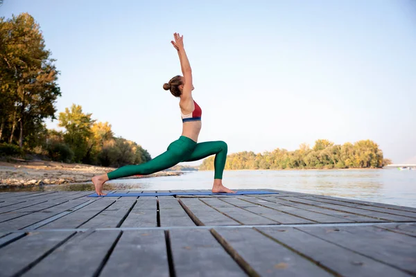 Toute Longueur Une Femme Pratiquant Yoga Sur Jetée Bord Rivière — Photo