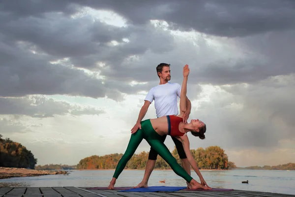 Una Donna Uomo Che Fanno Yoga Acrobatico All Aperto Lunghezza Fotografia Stock