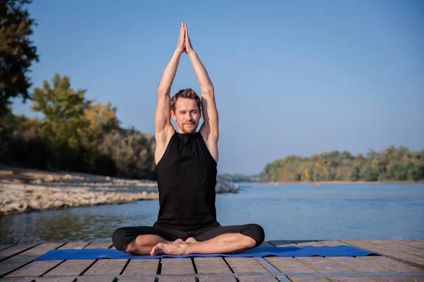 Hombre Mediana Edad Practicando Yoga Aire Libre Hombre Caucásico Usando Imágenes de stock libres de derechos