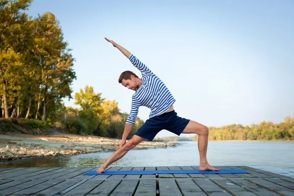 Een Man Van Middelbare Leeftijd Die Yoga Buiten Beoefent Blanke Stockfoto