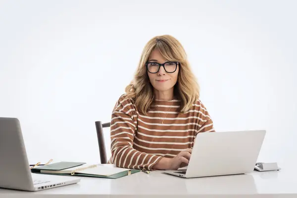 Blond Hår Affärskvinna Sitter Vid Skrivbordet Och Arbetar Bärbara Datorer — Stockfoto