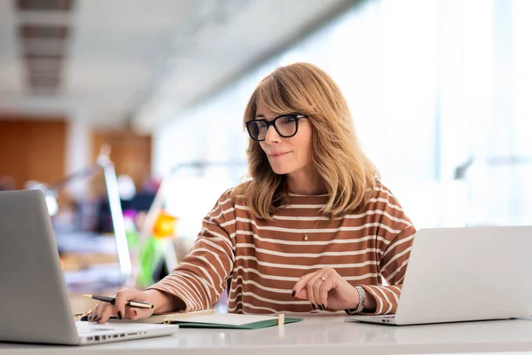 Businesswoman Sitting Office Using Laptops Work Confident Professional Female Wearing — Stock Photo, Image