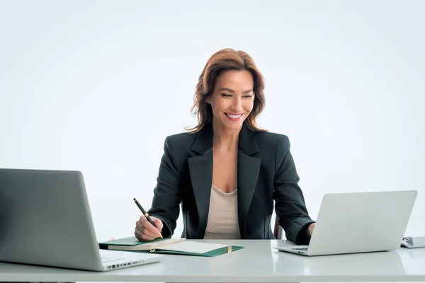 Geschäftsfrau Mittleren Alters Sitzt Schreibtisch Vor Isoliertem Hintergrund Selbstbewusste Berufstätige — Stockfoto