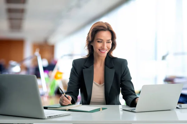 Geschäftsfrau Schreibtisch Büro Selbstbewusste Berufstätige Die Laptops Für Arbeiten Oder — Stockfoto