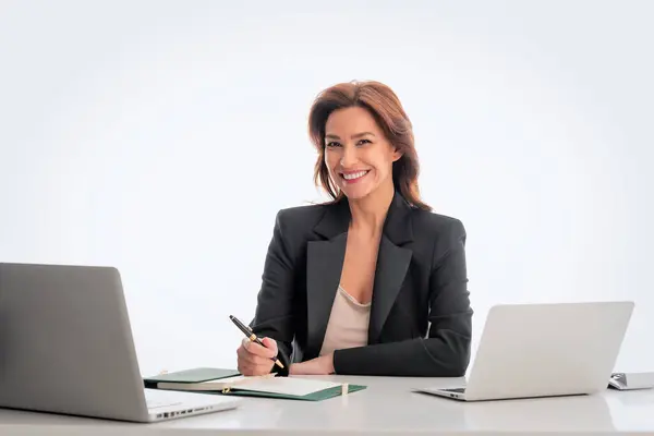 Geschäftsfrau Mittleren Alters Sitzt Schreibtisch Büro Selbstbewusste Berufstätige Die Laptops — Stockfoto