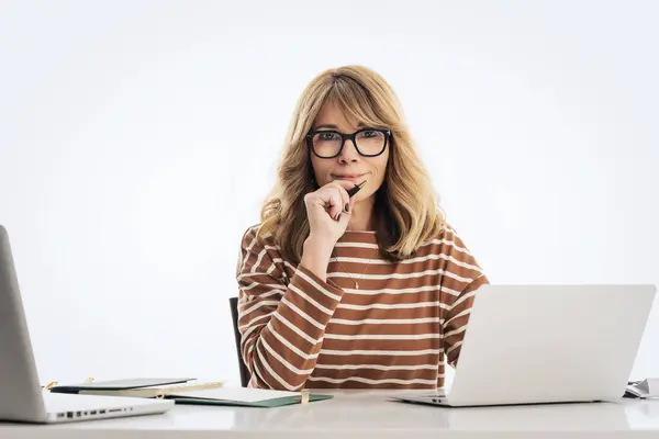 Sarı Saçlı Kadını Masada Oturuyor Dizüstü Bilgisayarlarla Izole Edilmiş Arka Stok Resim
