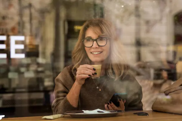 Sorrindo Mulher Loira Cabelos Sentados Café Usando Seu Smartphone Atraente Imagens Royalty-Free