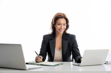 Orta yaşlı bir iş kadını soyutlanmış bir geçmişe karşı masa başında oturuyor. İş için dizüstü bilgisayar kullanan kendine güvenen profesyonel bir kadın. Boşluğu kopyala.