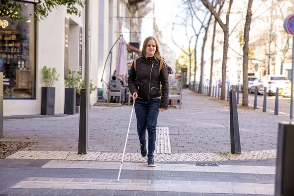 Porträt Einer Blinden Frau Mit Weißem Blindenstock Auf Der Straße — Stockfoto