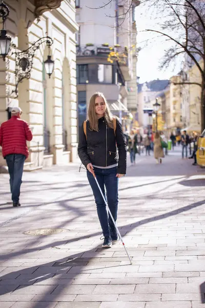 Porträtt Blind Kvinna Med Vit Käpp Korsning Vägen Staden Synskadad — Stockfoto