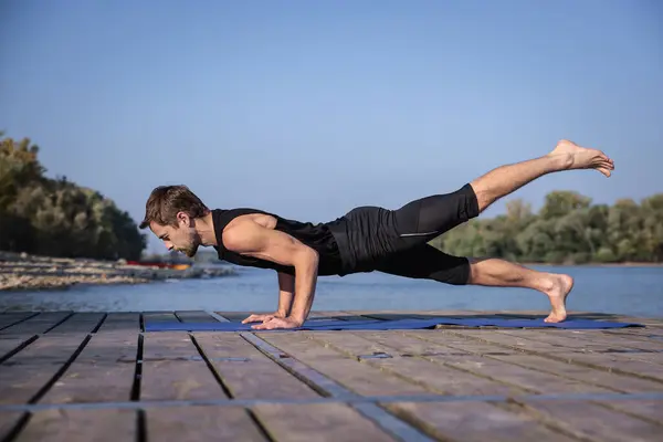 Uomo Mezza Età Che Pratica Yoga All Aperto Uomo Caucasico Fotografia Stock