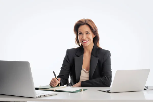 Middle Aged Businesswoman Sitting Desk Isolated Background Confident Professional Woman — Stock Photo, Image