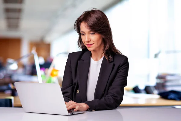 Empresária Atraente Vestindo Blazer Usando Laptop Para Trabalho Mulher Sorridente — Fotografia de Stock