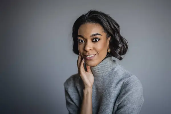 Atraente Afro Americano Mulher Close Retrato Mulher Cabelos Pretos Sorrindo — Fotografia de Stock