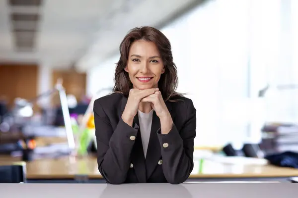 Πορτρέτο Μιας Ελκυστικής Επιχειρηματία Φορώντας Μαύρο Σακάκι Ενώ Κάθεται Στο Φωτογραφία Αρχείου