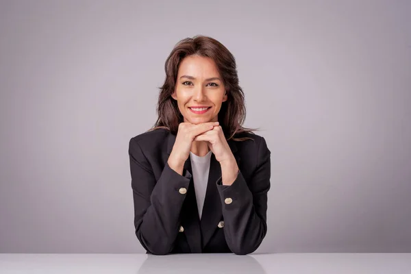 Retrato Uma Mulher Negócios Atraente Vestindo Blazer Preto Enquanto Sentado Fotos De Bancos De Imagens