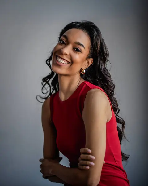 Gülümseyen Afro Amerikan Kadın Portresi Kırmızı Elbise Giyen Gri Arka — Stok fotoğraf