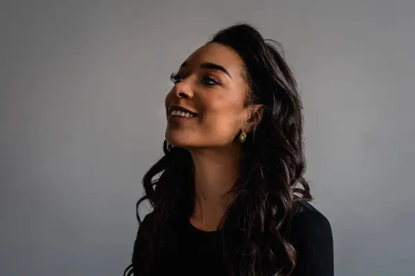 Neşeli Gülümseyen Afro Amerikan Kadın Portresi Siyah Uzun Saçlı Uzun — Stok fotoğraf