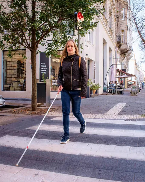 Retrato Mulher Cega Com Passagem Cana Branca Estrada Cidade Uma — Fotografia de Stock