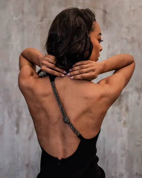 Rückansicht Einer Afroamerikanerin Schwarzen Kleid lizenzfreie Stockbilder