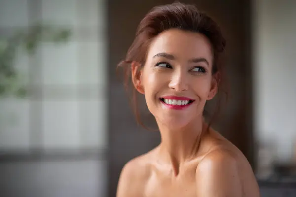 Esmer Orta Yaşlı Gülümseyen Yüzünü Çeviren Bir Kadının Vesikalığı Stok Resim